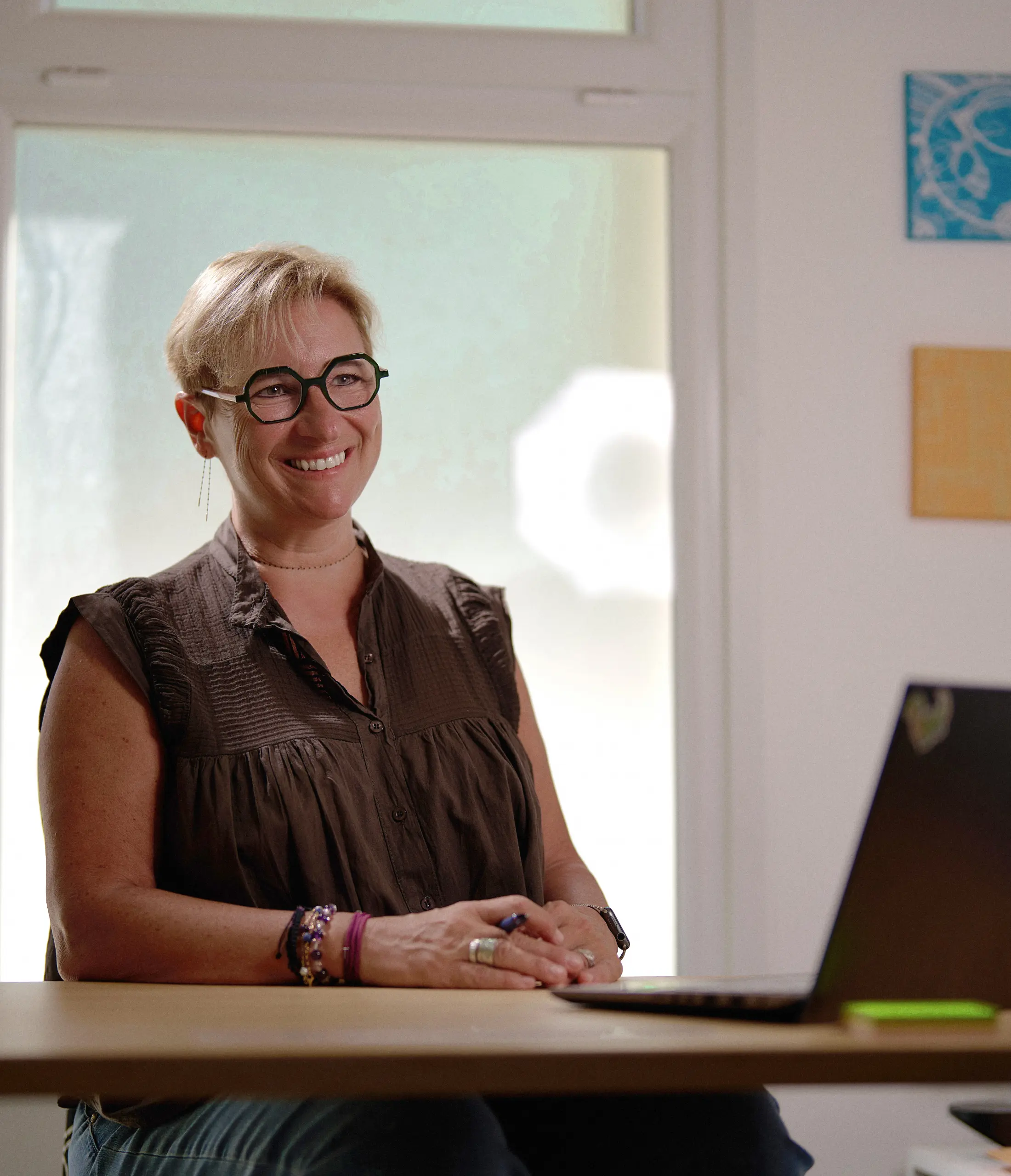 Portrait souriant à son bureau